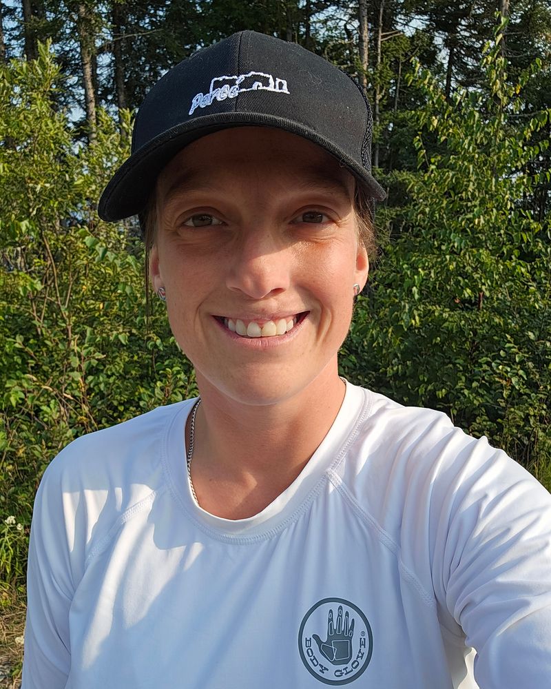 Homme avec un sweat à capuche noir face à une femme