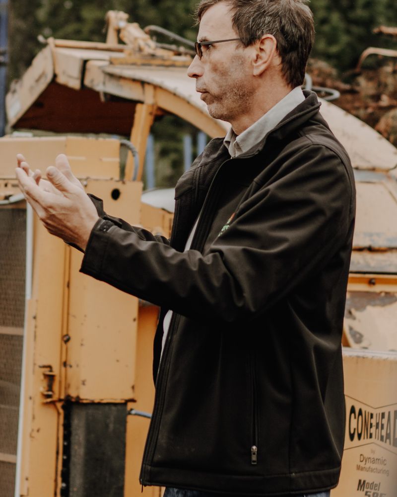 Homme avec un sweat à capuche noir face à une femme