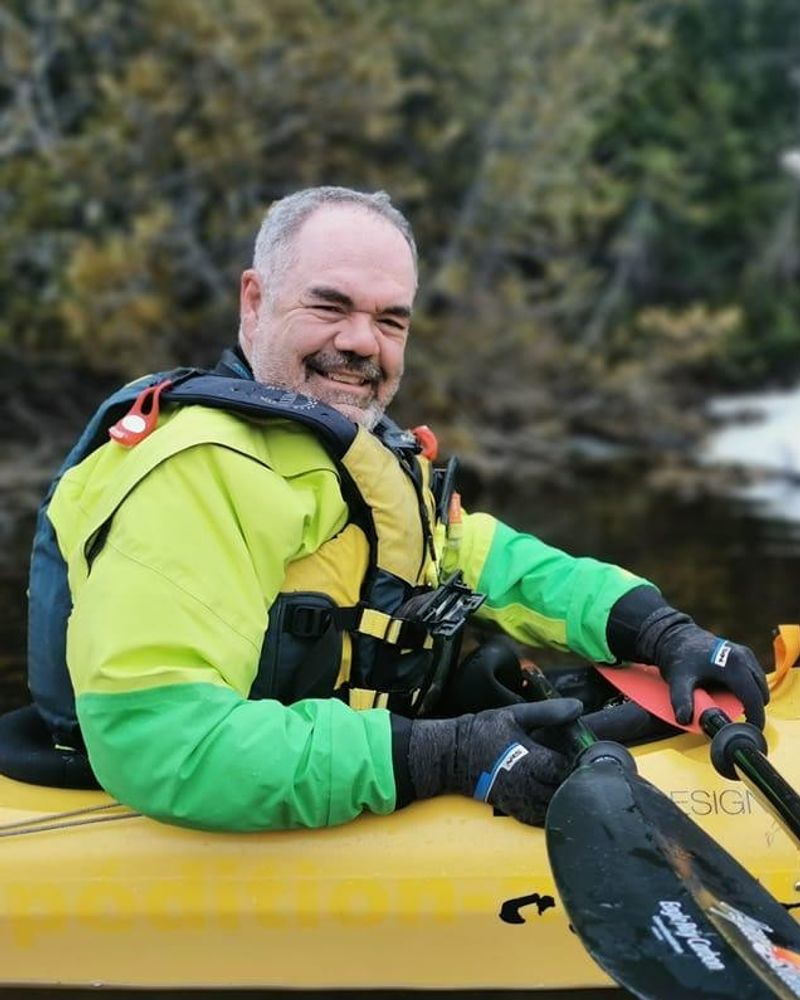 Homme avec un sweat à capuche noir face à une femme