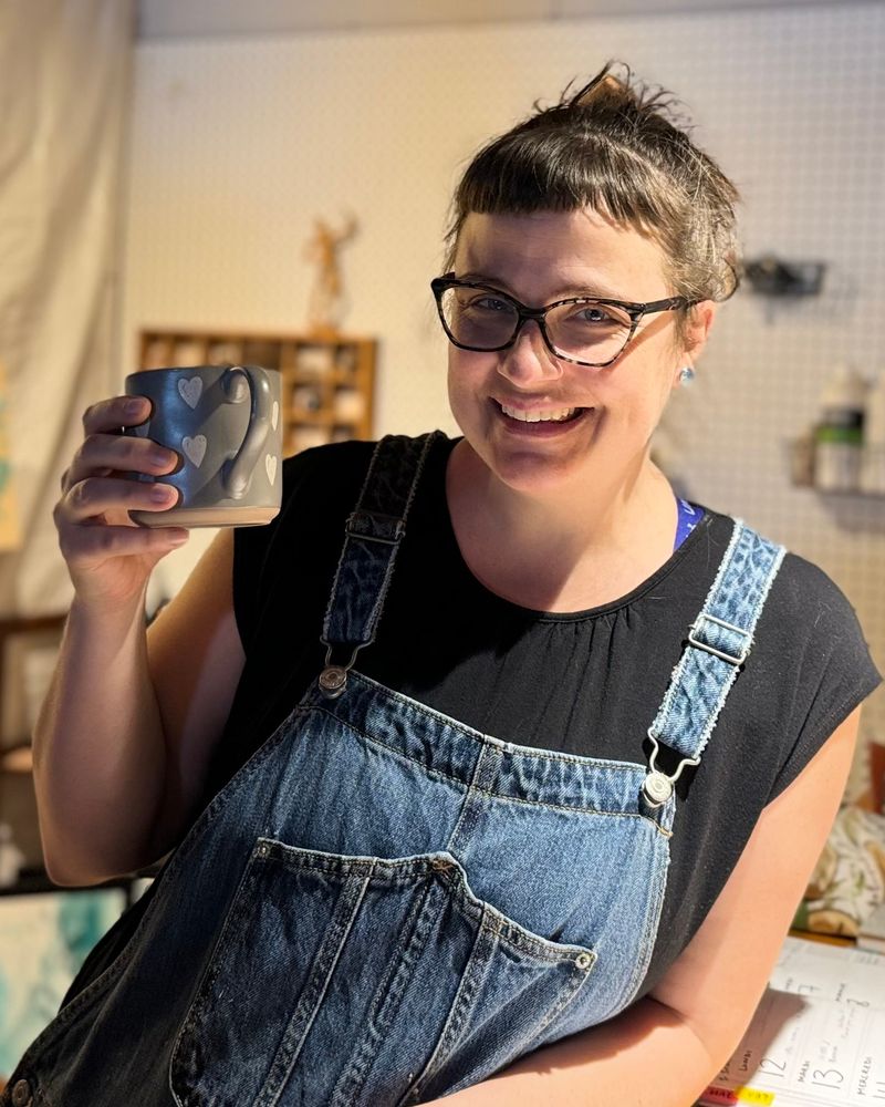 Homme avec un sweat à capuche noir face à une femme